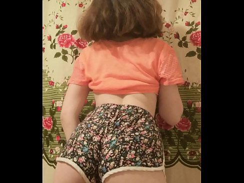 ❤️ Tânără sexy care se dezbracă de pantaloni scurți în fața camerei de filmat ❤  at porn ro.com-full-porner.ru