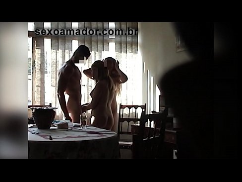 ❤️ Prietenii sexuali invită un bărbat uriaș și o partidă în trei cu el ❤  at porn ro.com-full-porner.ru