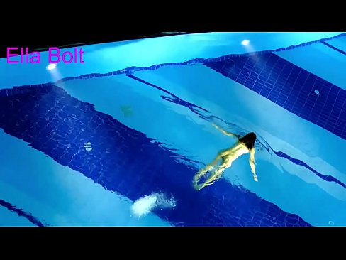 ❤️ Nu mă pot opri din privit, tânără blondă surprinsă înotând goală în piscina stațiunii ELLA BOLT ❤  at porn ro.com-full-porner.ru